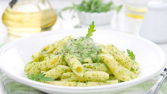 Πένες με πέστο γιαουρτιού